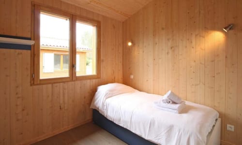 Chambre, lit simple, serviettes, bois, chalet