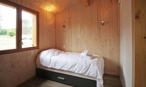 Chambre, lit simple, serviettes, bois, chalet