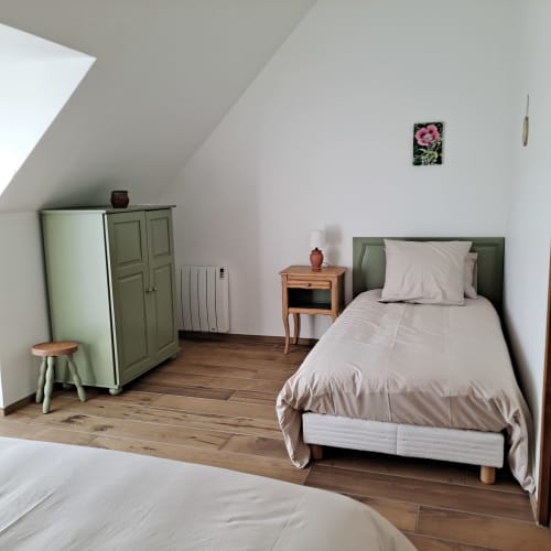 Kleiner Bereich für eine Person im Zimmer „Chambre du jardin“ der Ferienwohnung La Moussette, wo jeder seinen eigenen Raum für den Urlaub hat.