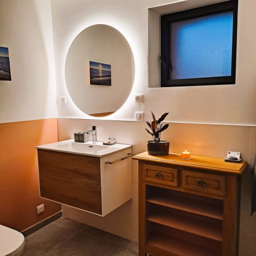 Intimes Badezimmer in der Elternsuite der Ferienwohnung „La Petite Moussette“ an der Küste der Normandie