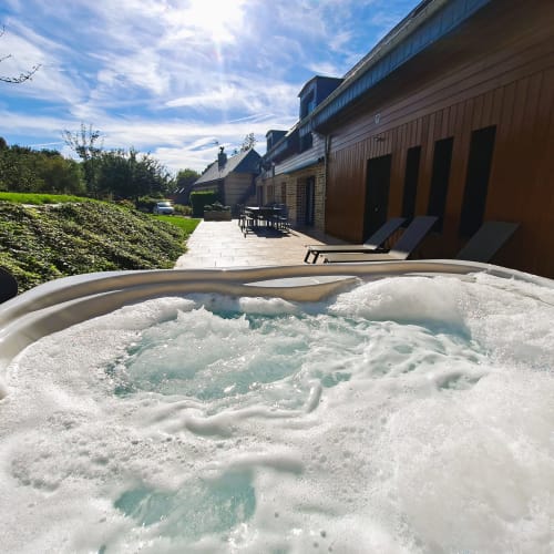 Der private Außen-Spa im Ferienhaus La Moussette du Clos Delamare