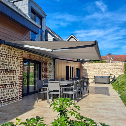 Die Terrasse mit Gartenmöbeln, Grill, Sonnenliegen und Spa im Ferienhaus La Petite Moussette in Clos Delamare