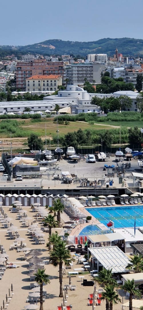 Piscina fronte mare e marina di Lamar Suites con vista sul mare Adriatico a Misano Adriatico