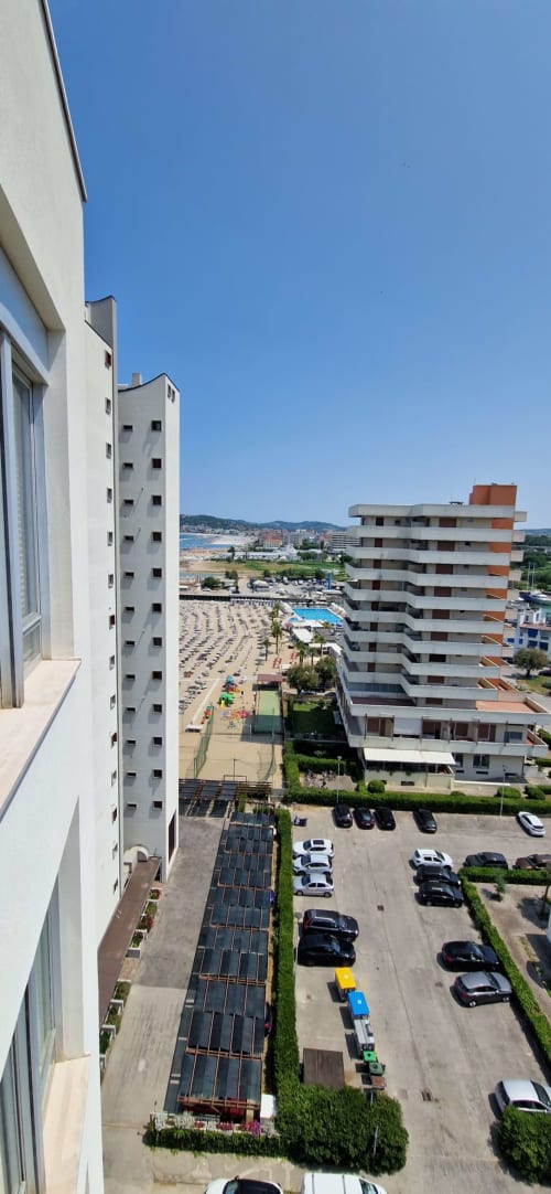 Vista aerea dei Lamar Suites, appartamenti fronte mare a Misano Adriatico con parcheggio, piscina e spiaggia sabbiosa