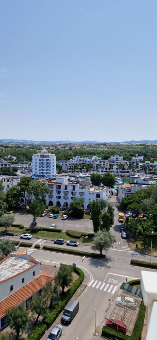 Lamar Suites Seafront Apartments vista aerea con marina, edifici bianchi e montagne a Misano Adriatico