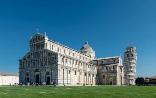 I celebri monumenti di Pisa, la torre pendente e la cattedrale nella Piazza dei Miracoli