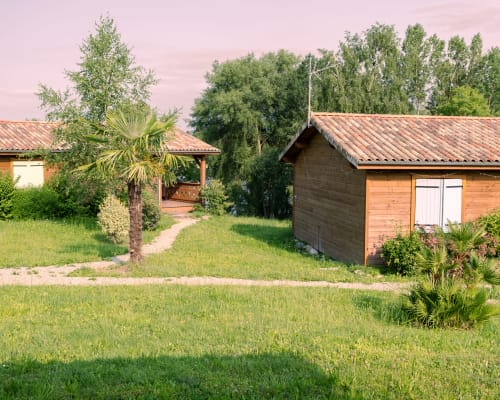 Chalets de Montréjeau de côté au milieu de la nature