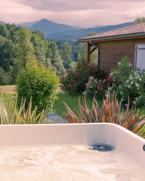 Vue de la terrasse du Chalet 12, équipé d'un jacuzzi, des Chalets de Montréjeau sur le lac de Montréjeau et les Pyrénées 
