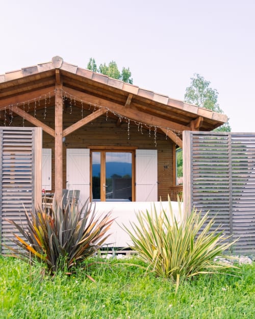Chalet 12 des Chalets de Montréjeau de face avec sa terrasse et son jacuzzi