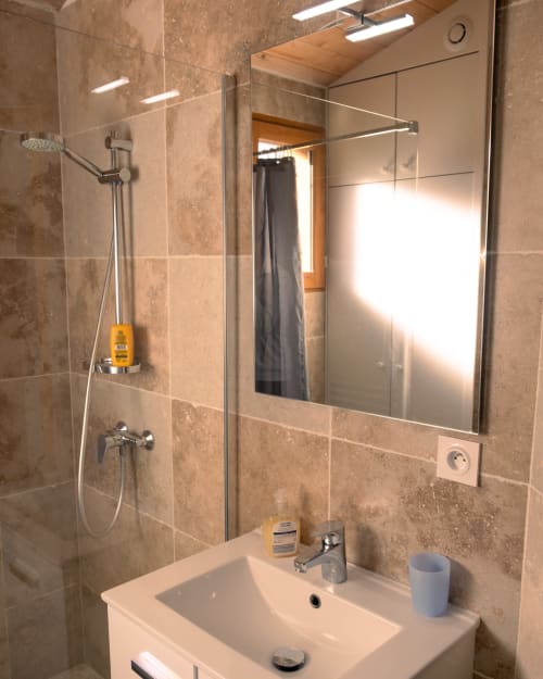Salle de bain tout en pierre des Chalets de Montréjeau