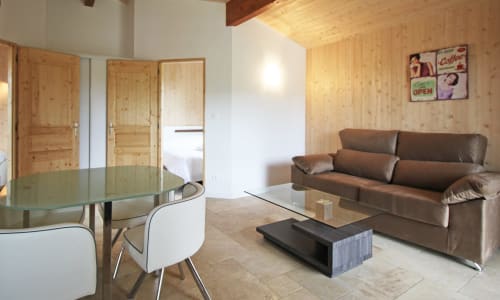 Vue panoramique de l'espace de vie des Chalets de Montréjeau avec son salon