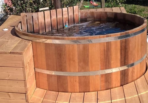 Bain nordique chauffé grâce au bois dont est équipée la terrasse du Chalet 7 des Chalets de Montréjeau