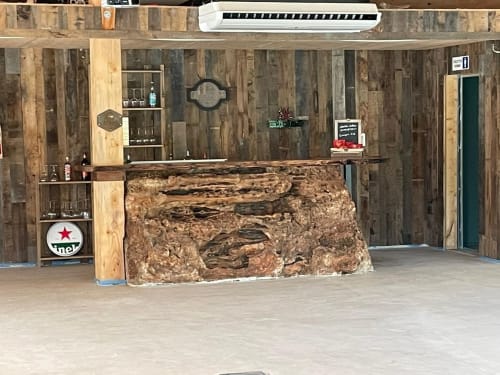 Bar en pierre naturelle de la salle d'événementiel de l'hôtel des Chalets de Montréjeau