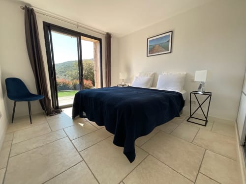 Chambre d’amis avec vue jardin, maison en Corse du Sud