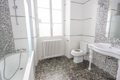 Salle de bains moderne à La Maison D'olivier B&B avec carrelage mosaïque, radiateur et double vasque à Mesnard La Barotière