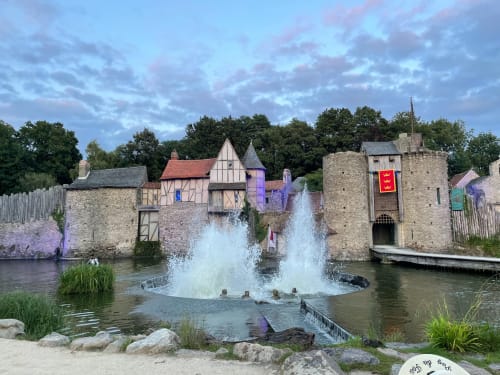 Château médiéval avec fontaine et maisons à colombages à La Maison D'olivier B&B à Mesnard La Barotière, France