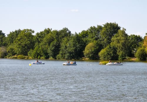 Bateaux sur une rivière paisible aux berges bordées d'arbres près de La Maison D'olivier, Mesnard la Barotière