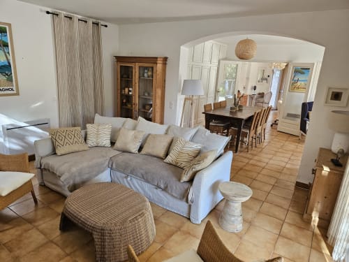 Helles, offenes Wohnzimmer der Villa Sigahi in La Croix Valmer mit hellem Sofa, Esstisch und Küstendekoration