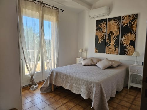 Helles Schlafzimmer in der Villa Sigahi in La Croix Valmer mit Queensize-Bett, Klimaanlage, Balkonzugang und Poolblick