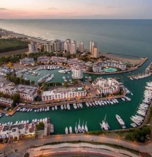 Vista aerea del Lamar Suites Seafront Apartments a Misano Adriatico con marina, barche e Mare Adriatico