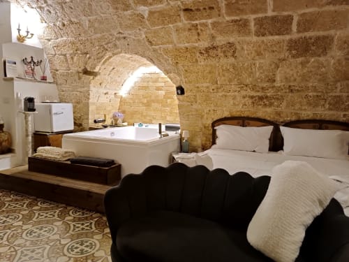Camera da letto lussuosa CorteLirice Paradiso con vasca idromassaggio, volte in pietra e arredi eleganti a Sottano 1