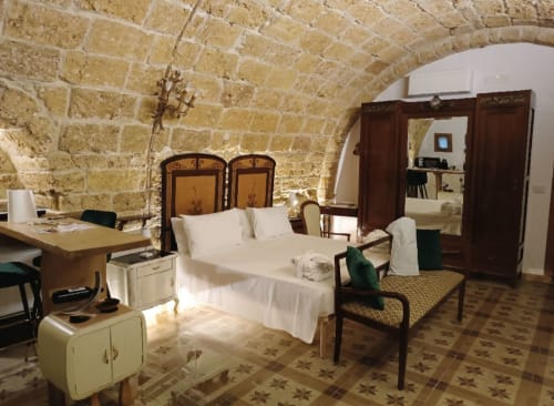 Camera da letto con 2 letti a CorteLirice Paradiso: volte in pietra, arredamento vintage e biancheria bianca in Italia