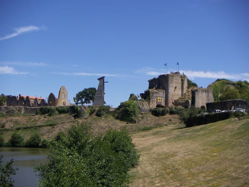 Ruines du château médiéval dominant la rivière Sèvre Nantaise près de La Maison D'olivier à Mesnard-la-Barotière, France