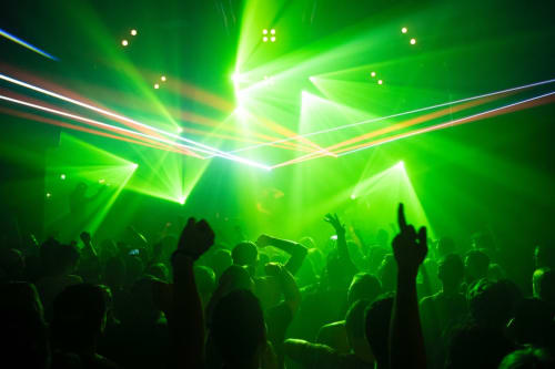 Luci laser verde brillante e folla in discoteca all'evento Lamar Suites Seafront, Misano Adriatico