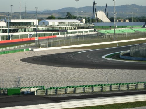 Circuito automobilistico moderno con tribune presso la zona turistica di Misano Adriatico, Italia