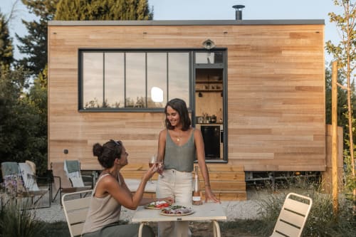 Apéritif entre amies. Tiny house en Provence. Sud de la France.