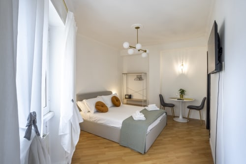 Moderno monolocale all'hotel Re di Roma a Roma con letto queen, zona lavoro e vista sulla città
