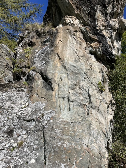 Gravure rupestre ancienne sur paroi rocheuse près du Chalet Du Sarrasin à Tignes, Alpes françaises