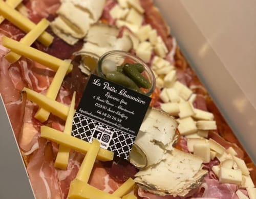 Tagliere di salumi, formaggi, cetriolini e grissini al Serre Chevalier Cristal Lodge
