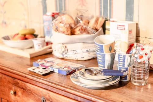 Tavola della colazione a Villa Pandolfi Elmi a Spello con pasticcini, tazze, piatti e frutta fresca