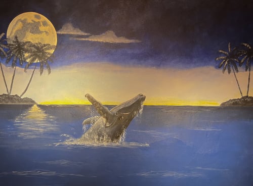 Ballena emergiendo bajo la luna llena con palmeras y atardecer tropical en BajaReal Hotel Boutique
