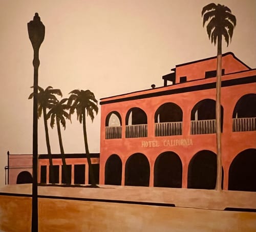 Edificio Hotel California con fachada de terracota naranja, ventanas arqueadas y palmeras en La Paz, Baja California Sur