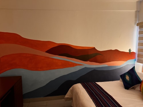 Habitación moderna del Hotel Boutique BajaReal en La Paz con mural temático desértico y vista de la ciudad