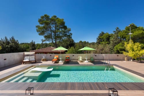 La lussuosa piscina di Villa Margherita con lettini, ombrelloni e terrazza circostante a Santeramo in Colle