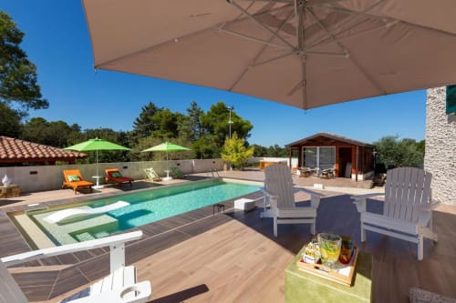 Area lounge a bordo piscina di Villa Margherita a Santeramo in Colle con piscina turchese, lettini e ombrelloni