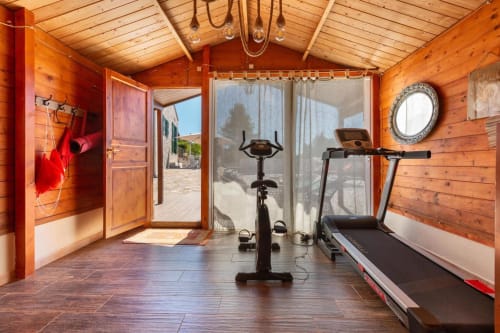 Palestra Villa Margherita con cyclette, tapis roulant, travi in legno e vista sul giardino, Santeramo in Colle