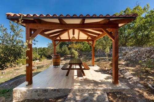 Pergolato in legno con tavolo da picnic a Villa Margherita, Santeramo in Colle