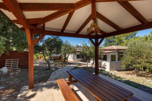Pergola in legno con tavolo da picnic a Villa Margherita, Santeramo in Colle, con vista sulla campagna e gli edifici