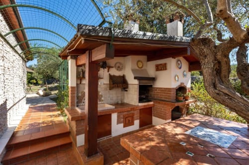 Cucina esterna rustica con piastrelle in cotto della Villa Margherita, Santeramo in Colle