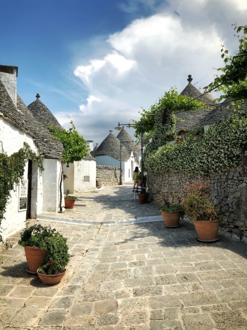 Charmante rue pavée d'Alberobello avec les maisons trulli traditionnelles à Villa Margherita, Santeramo in Colle
