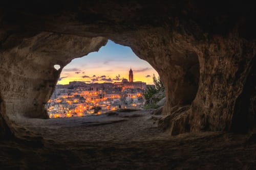 Vue souterraine de Santeramo in Colle au coucher du soleil avec bâtiments illuminés et clocher