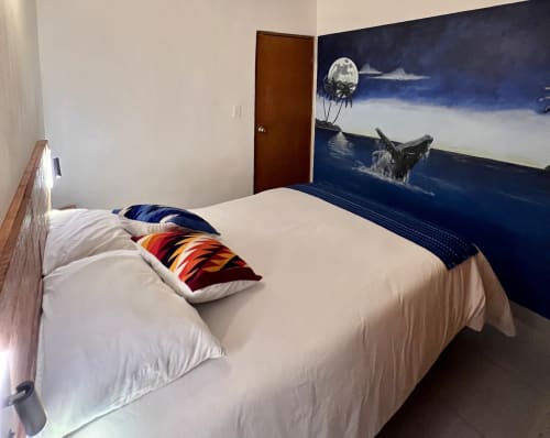 Habitación moderna en BajaReal Hotel Boutique de La Paz con arte temático marino, ropa de cama blanca y decoración colorida