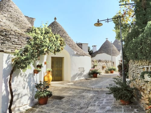 Le tradizionali case in pietra trulli con tetti a cono di Villa Margherita a Santeramo in Colle, Italia