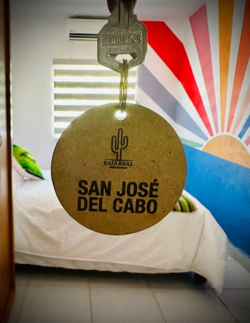 Llave de habitación de San José del Cabo con logo de cactus del Hotel Boutique BajaReal, La Paz