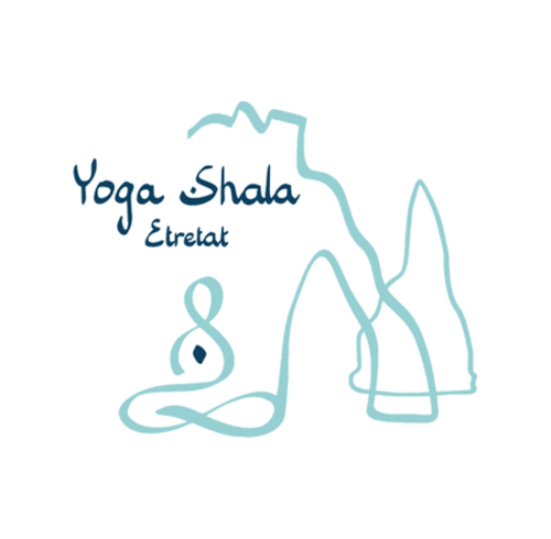 Logo Yoga Shala Étretat avec figure méditative et sapins
