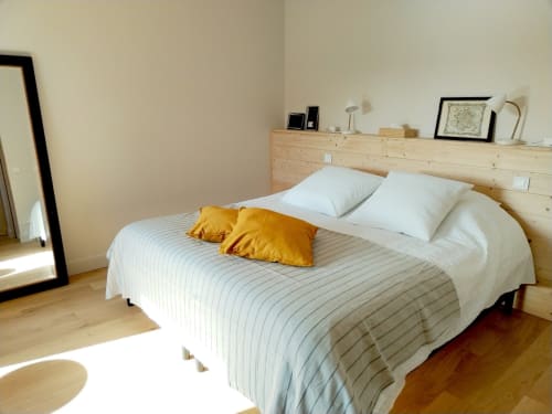 lit double et tête de lit en lame de sapin, chambre bois, maison de pagneux, chambres d'hôtes en Beaujolais des Pierres dorées